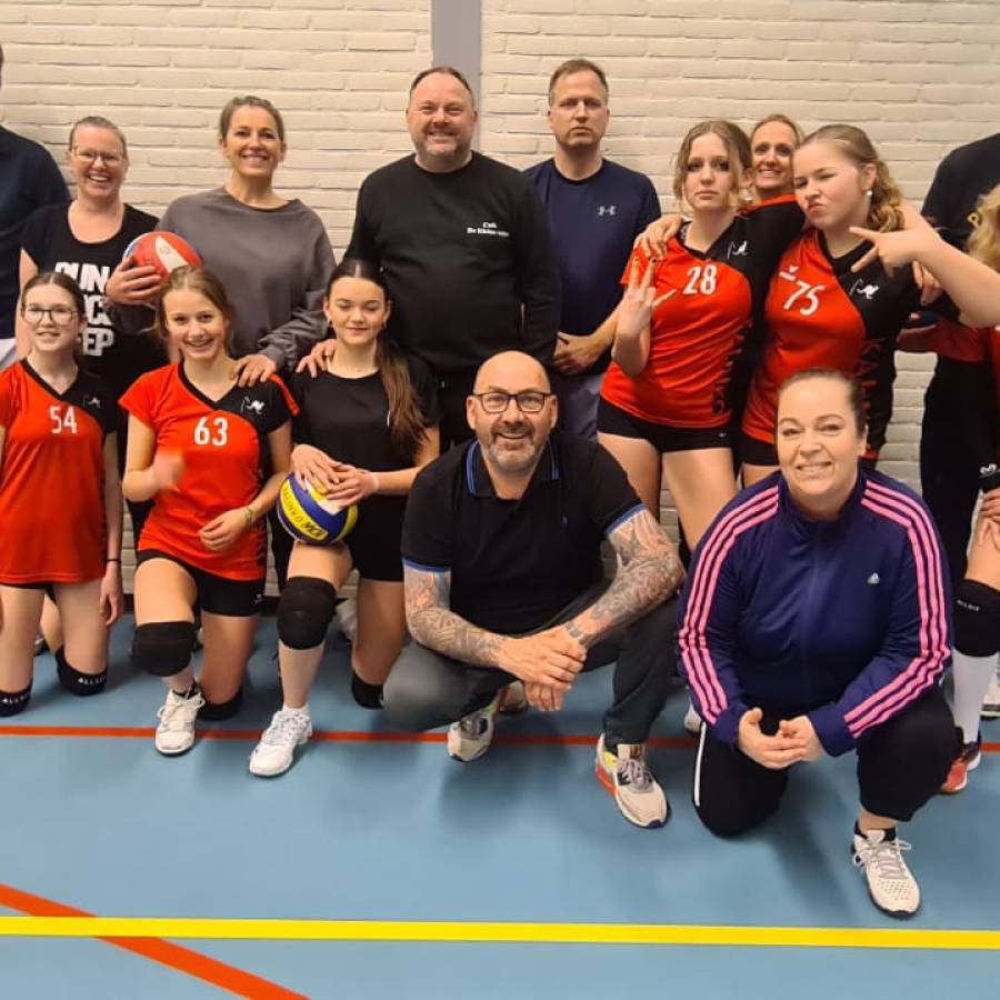 Meisjes C4 speelt tegen ouders en wint met 2-1