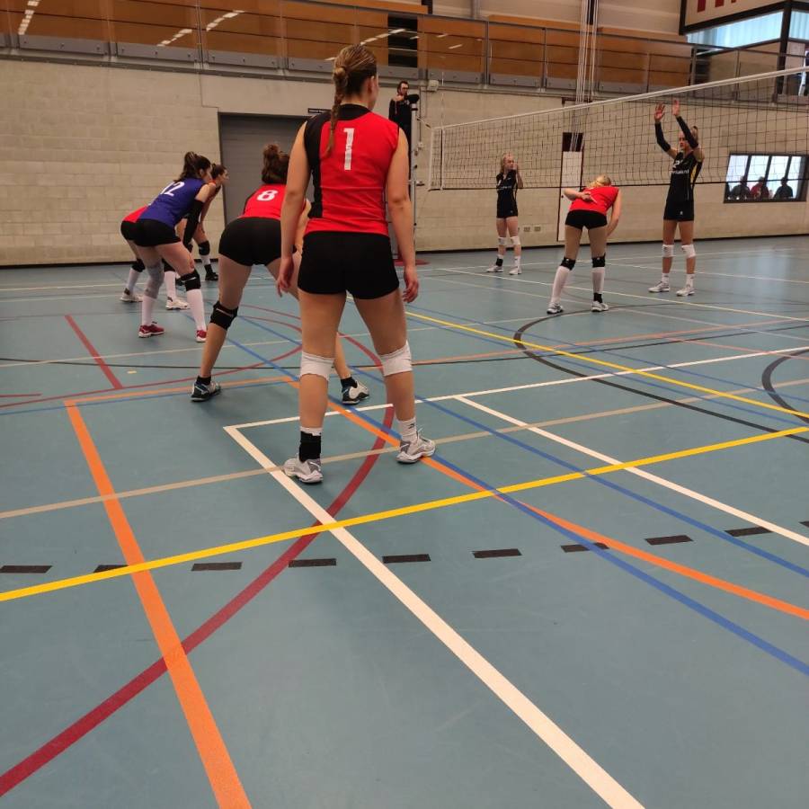 Nummer 11 tegen 12: Dames 1 verliest met 3-2 van Zaanstad