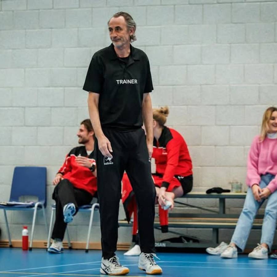Dames 1 knokt zich terug, maar verliest thriller in vijf sets
