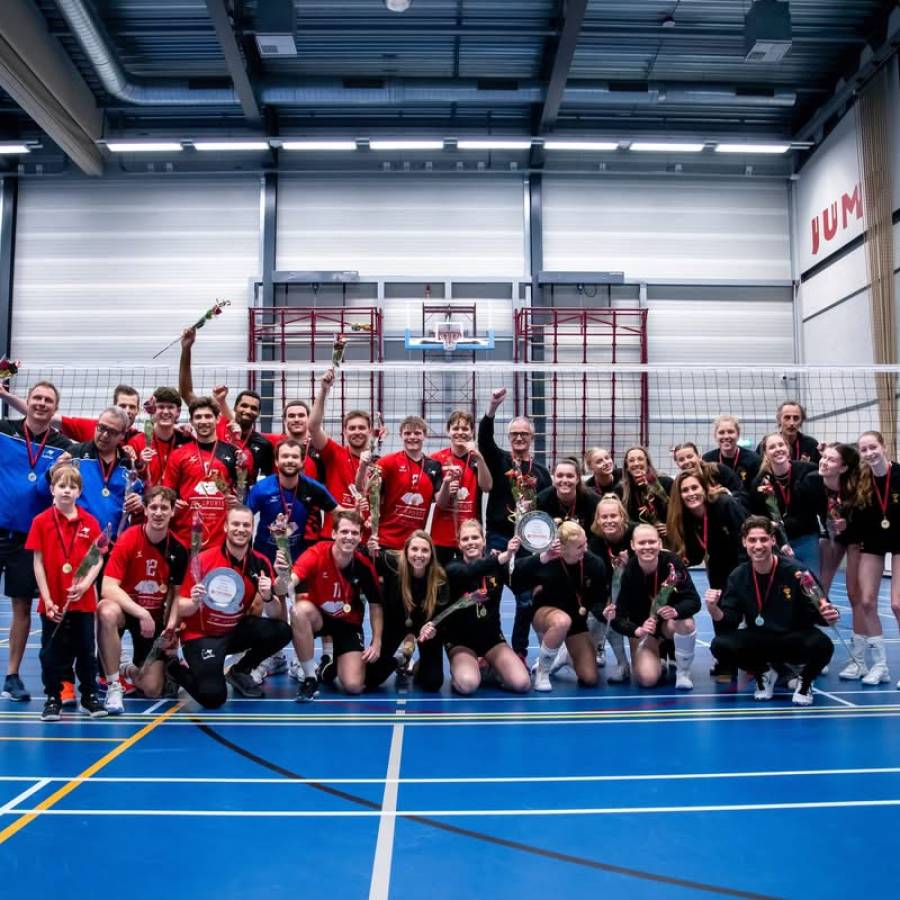 Heren 1 wint laatste thuiswedstrijd van het seizoen en wordt gehuldigd